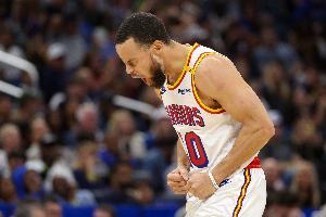 37岁正是奋斗的年纪？库里12记三分狂轰52分10板8助5断！